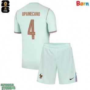 Frankrig Dayot Upamecano #4 Replika Babytøj Udebanesæt Børn VM 2026 Kortærmet (+ Korte bukser)